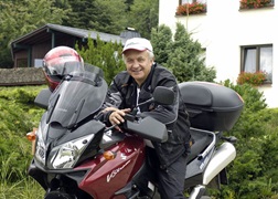 Hotelchef auf Motorrad